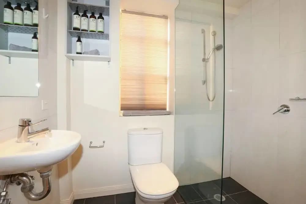 2 Beds 2 Baths Free Carpark behind State Library - photo 7