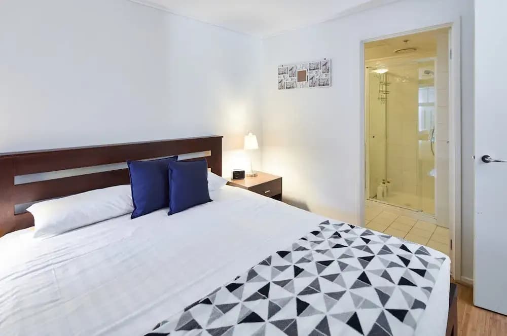 2 Bed/2 Bath Apt, Amazing Location! - photo 4