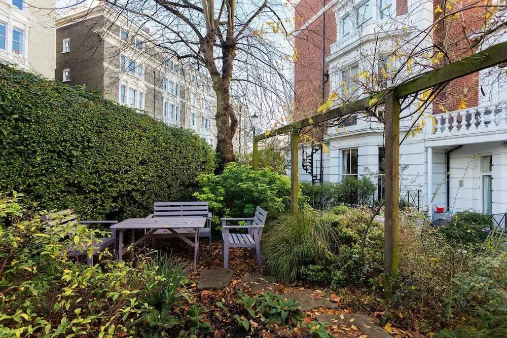 Veeve  2 Bed 2 Bath Garden Flat Stanley Crescent Notting Hill - photo 1