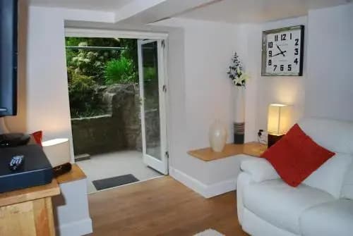 Hillside City Centre Garden Apartment - photo 5