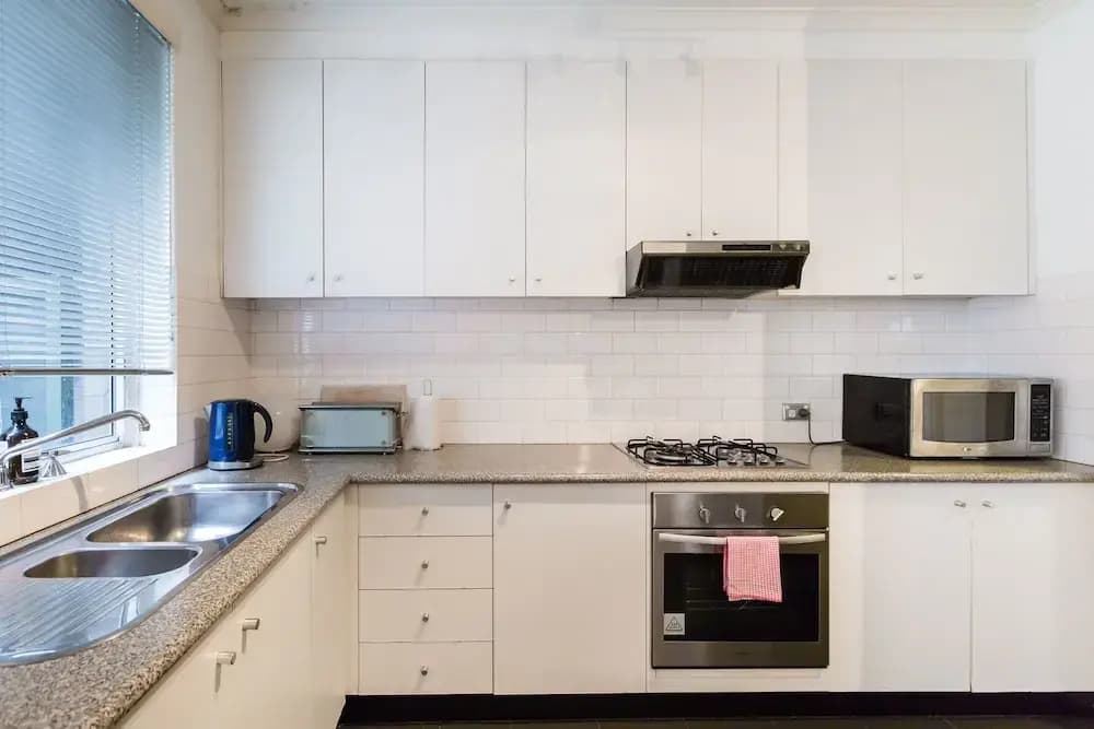 SELENA, 2BDR South Yarra Apartment - photo 2