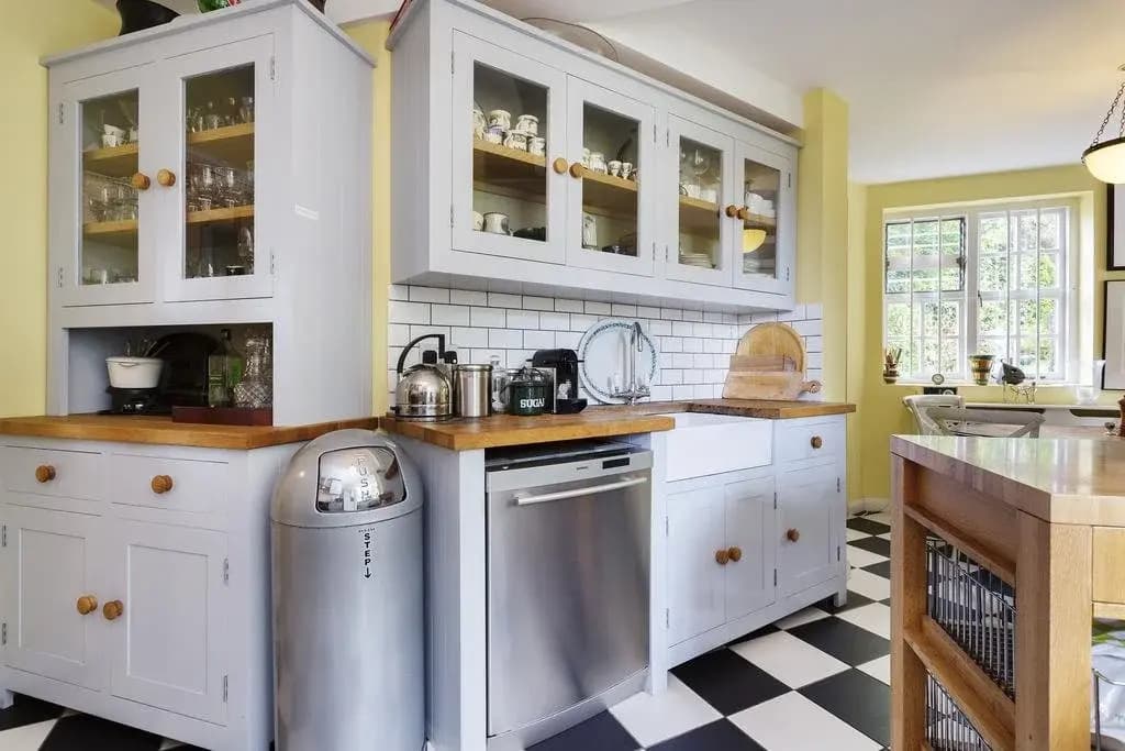 Three Bedroom House in Hampstead Garden Suburb - photo 12