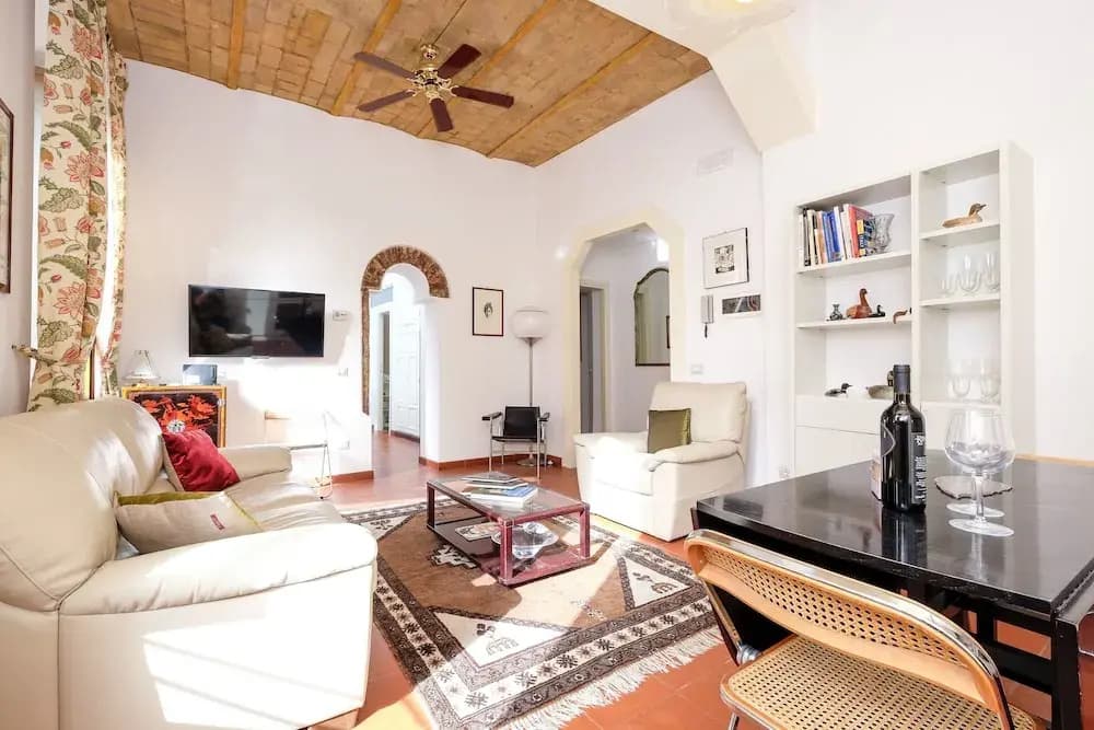 Rustic Retreat on Cobblestone Street - photo 3