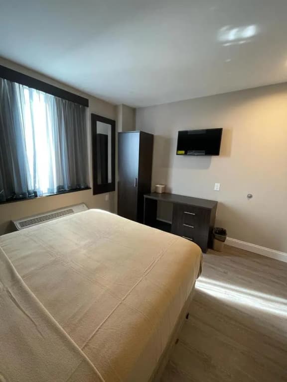Royal Hotel Bronx - photo 8