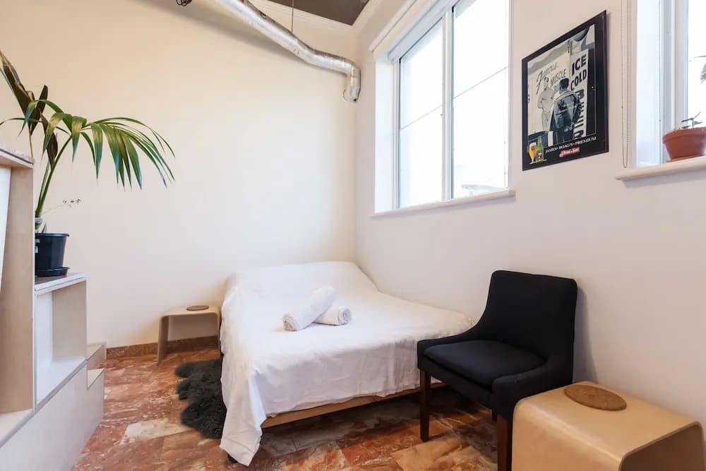 LUCINDA, Carlton Studio Apartment - photo 9