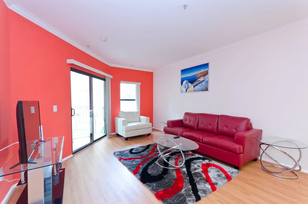 Deluxe Wilshire Apartments - photo 5