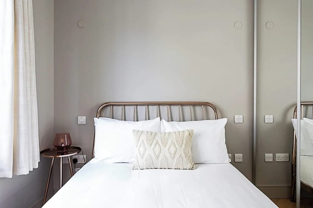 Modern Brentford Flat - photo 3