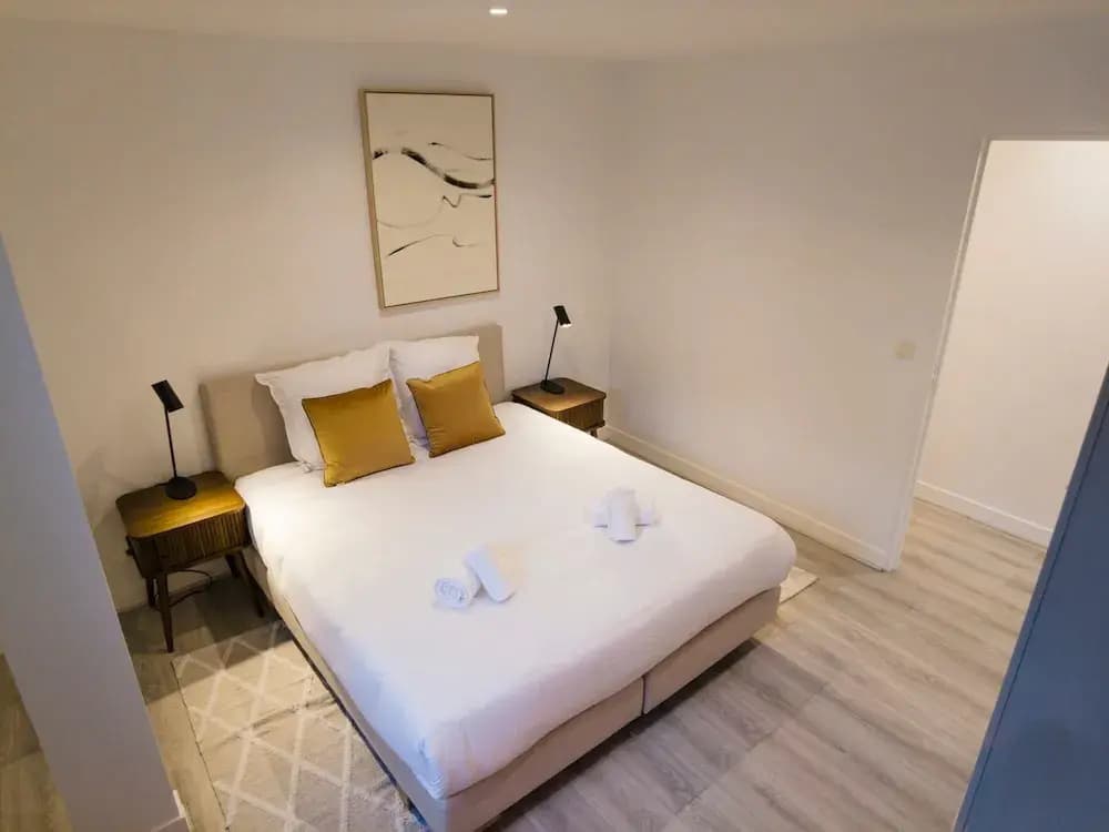 Copernic Right Luminous 2BR Apartment in Paris - photo 4