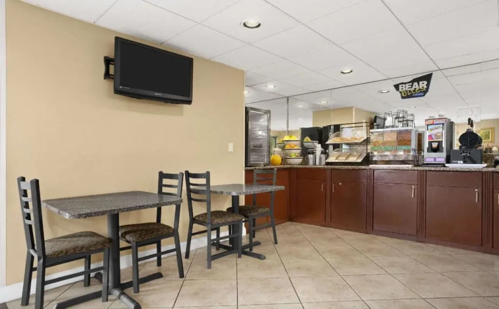Travelodge Inn & Suites by Wyndham Gardena CA - photo 1