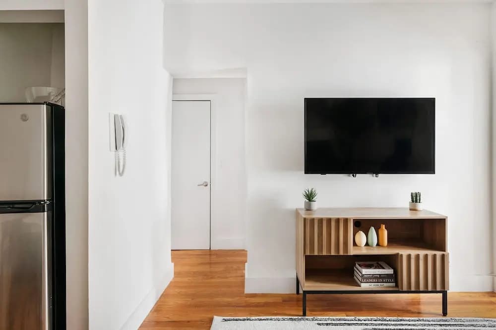 444-4e Contemporary 2BR in Hell s Kitchen - photo 3