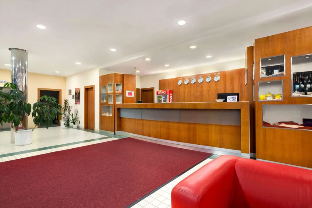 Ramada by Wyndham Airport Prague - photo 2