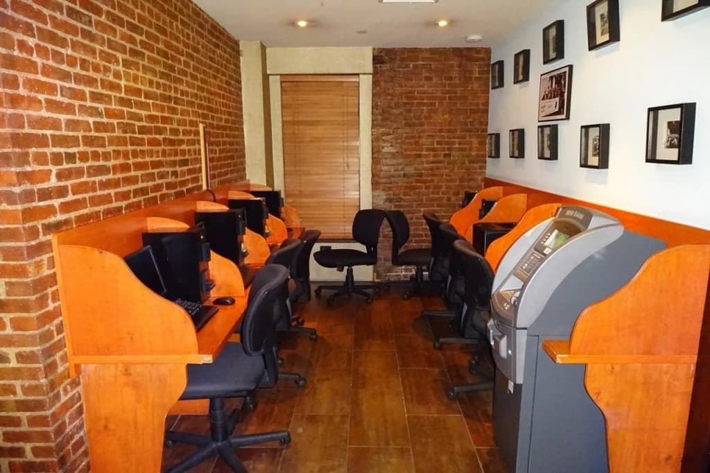 Broadway Hotel and Hostel - photo 12