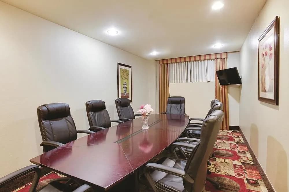 La Quinta Inn & Suites JFK Airport - photo 14