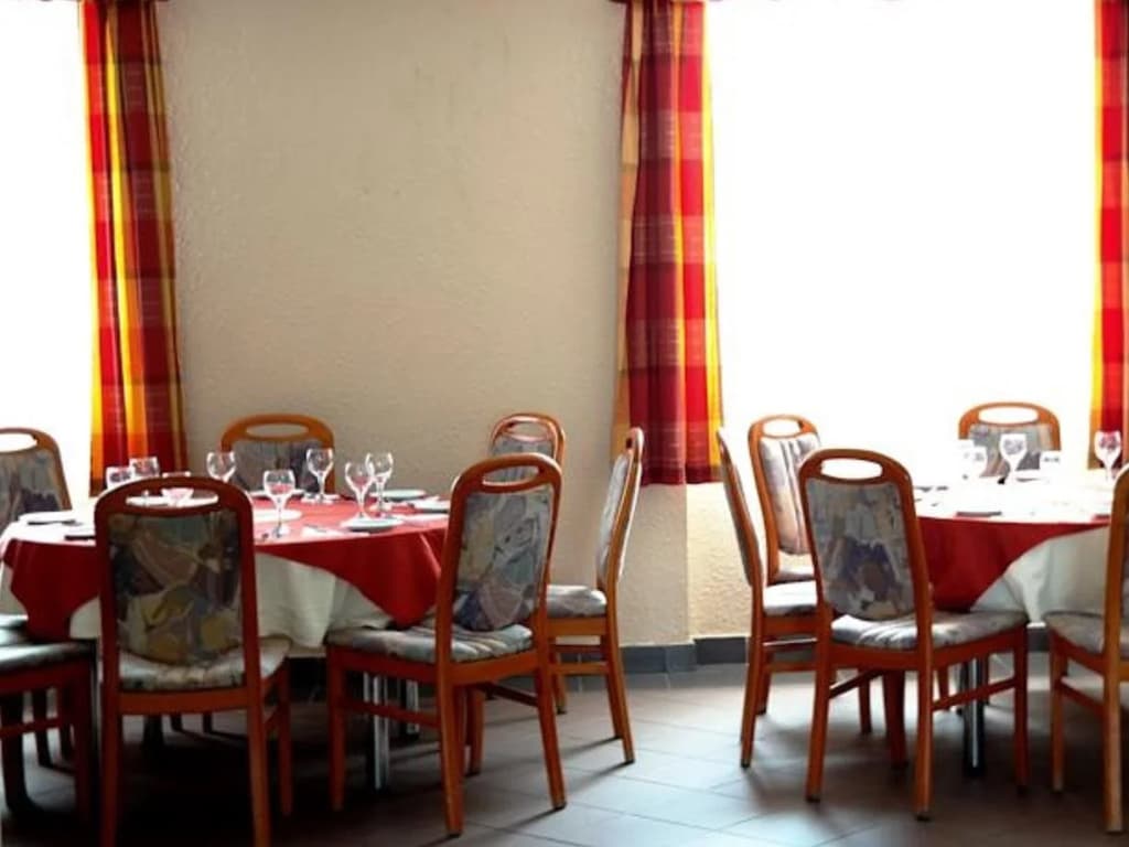 FREE PARKING, FREE BREAKFAST, only 15 minutes to City Center - photo 10