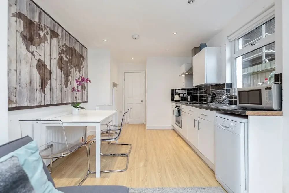 Clapham 2Bed with Patio by BaseToGo - photo 14