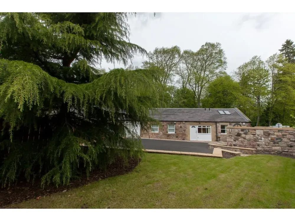 Historic Stone Built 4BR Cottage for 8 W/parking - photo 10