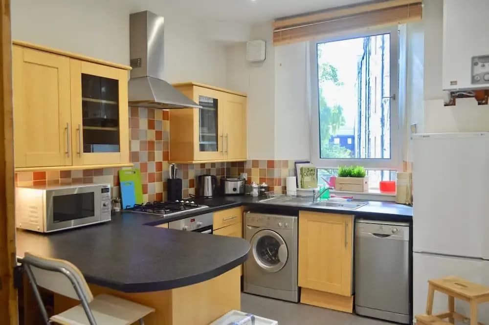 2 Bedroom Morningside Flat - photo 11