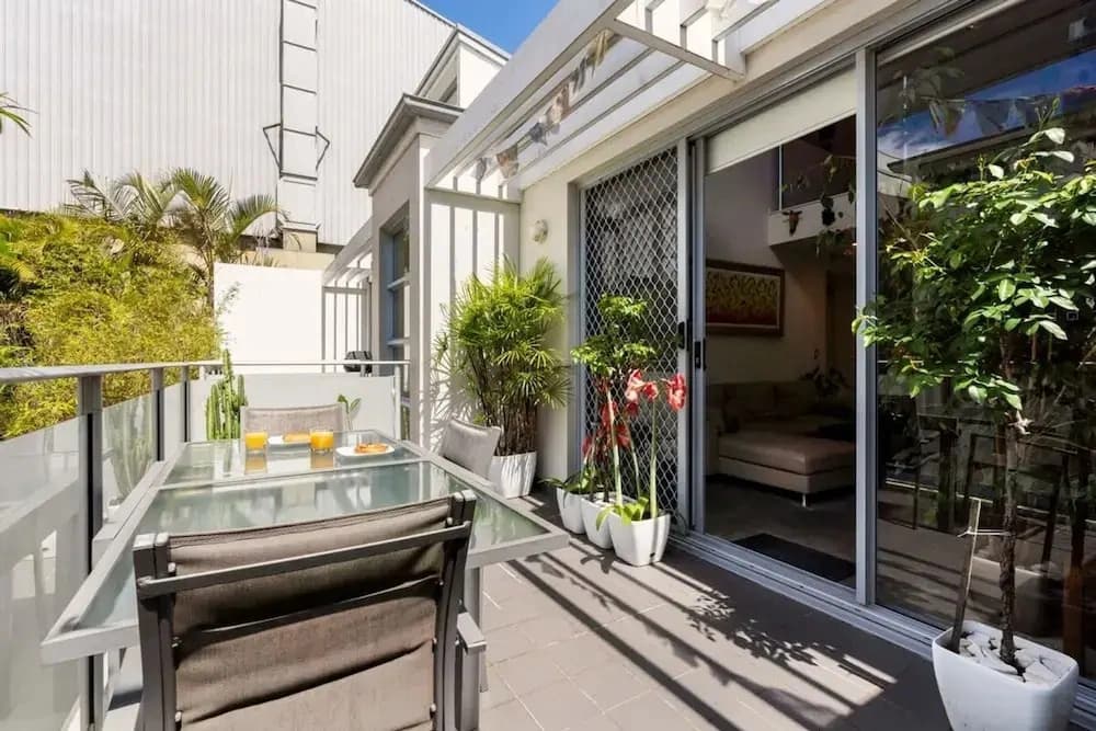 Poolside Apartment Opposite Redfern Park - photo 6