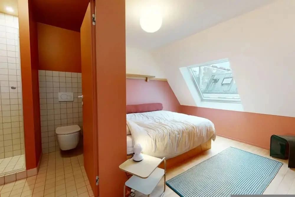 Charming 2-bed Flat w Shared Spaces - photo 5