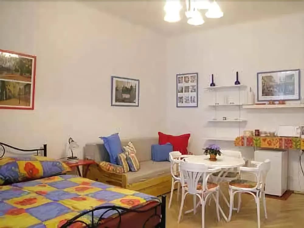 Ron's Rainbow Guest House - photo 4