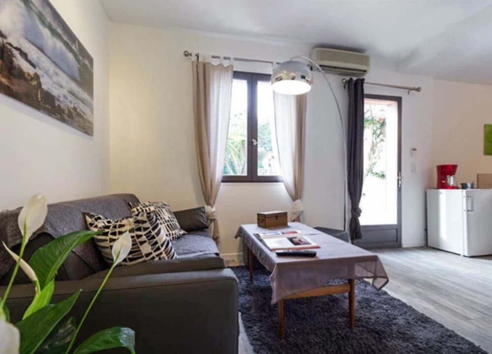A Gorgeous, 2-bedroom Apartment in a Villa With Beautiful sea View and - photo 4