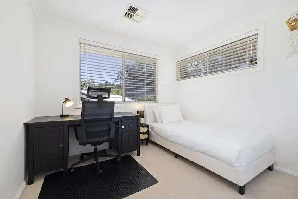 Spacious 4-bed Home Near Avalon Beach - photo 4