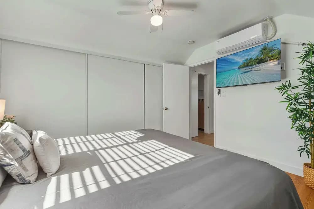Spacious 4BR House Free Parking w Backyard BBQ - photo 12