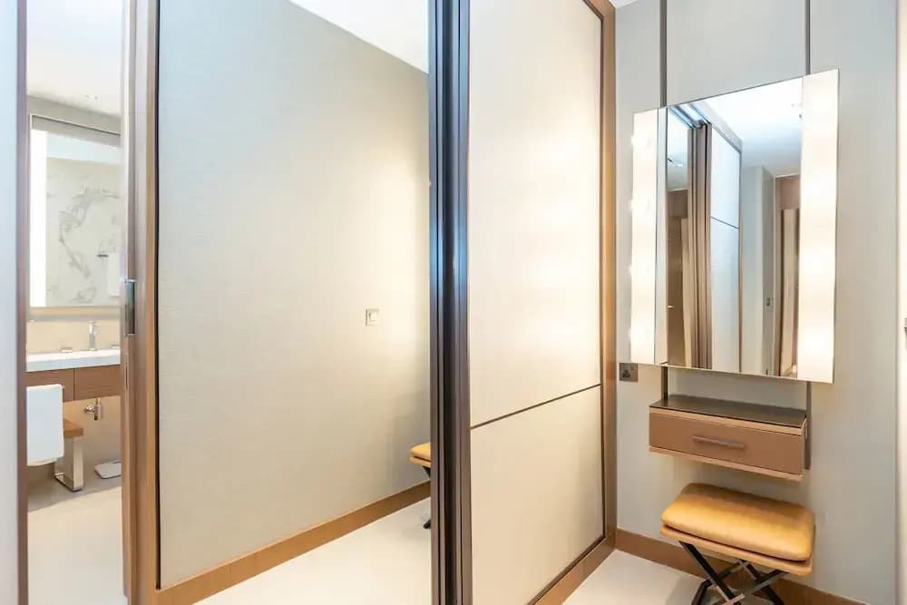 Luxury StayCation - Modern Comfort: 3-BR at The Address Opera - photo 19