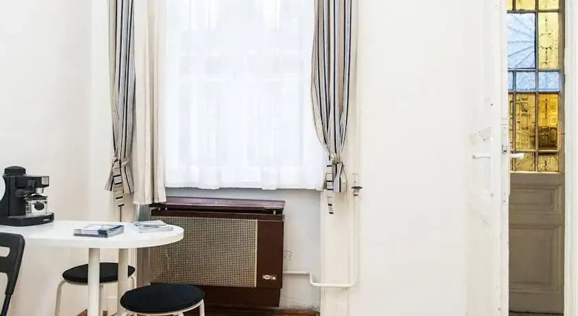 Oktogon Studio Apartment - photo 3