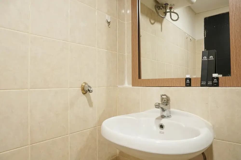 Strategic Location 1BR The Wave Apartment with City View - photo 6