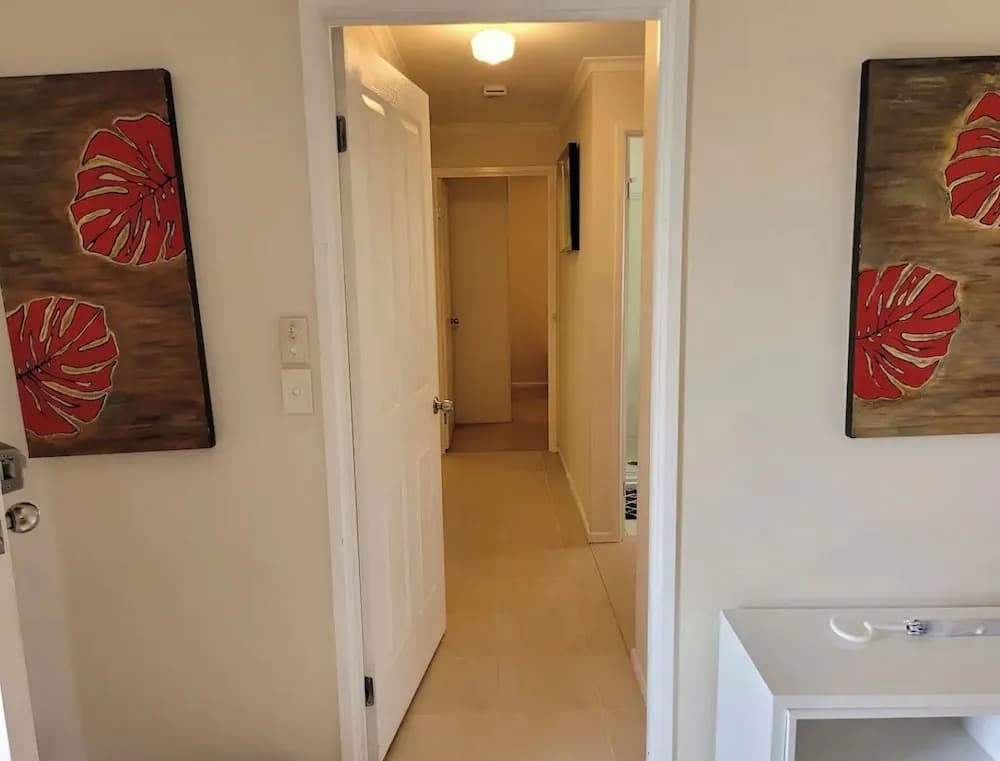 Cheerful 3 bedroom house with free parking - photo 2