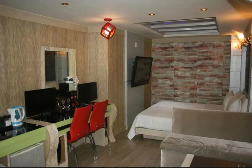 Renaissance Motel - photo 3