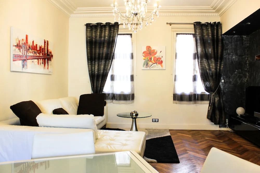 Aparté - main photo