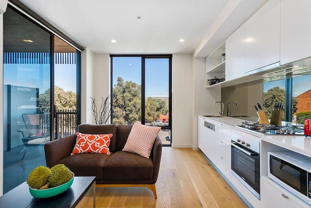 BRUNSWICK Stylish Space with Parking + Netflix - photo 3