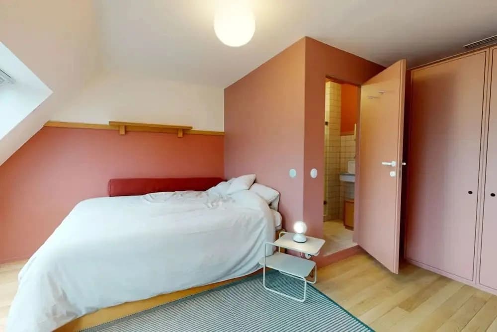 Charming 2-bed Flat w Shared Spaces - photo 4