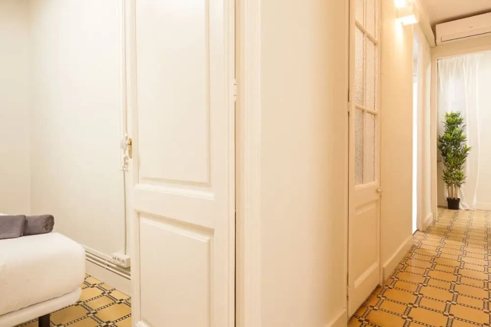 Centric Apartment Gaudi - photo 3