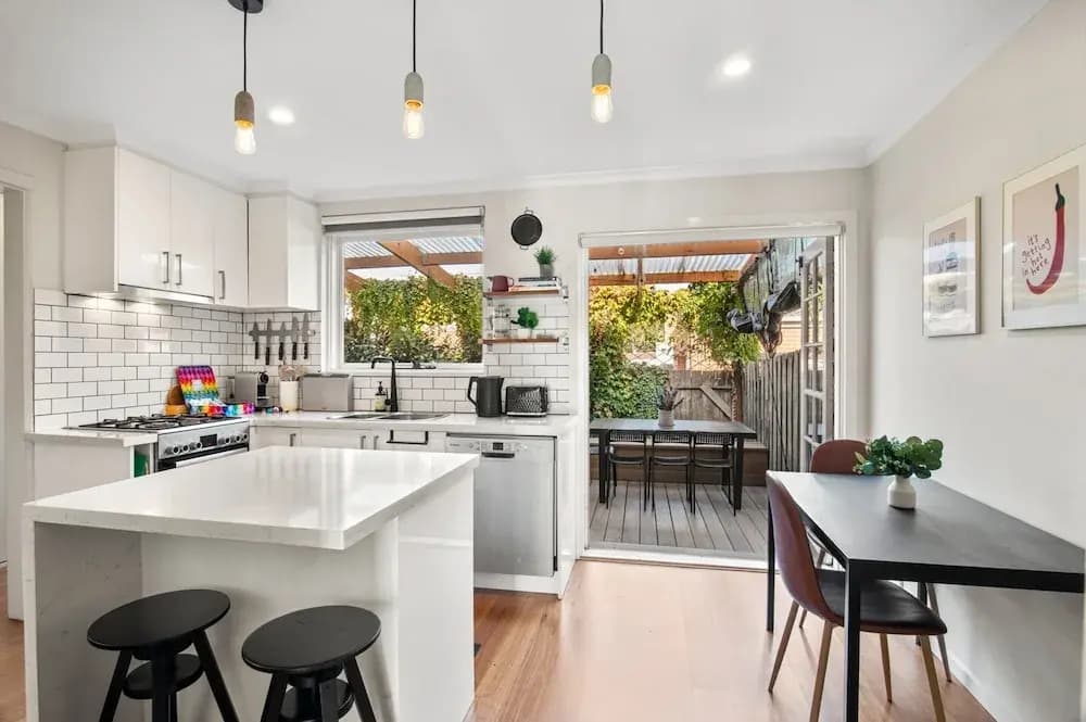 Family Friendly 3-bed With Courtyard & Parking - photo 11
