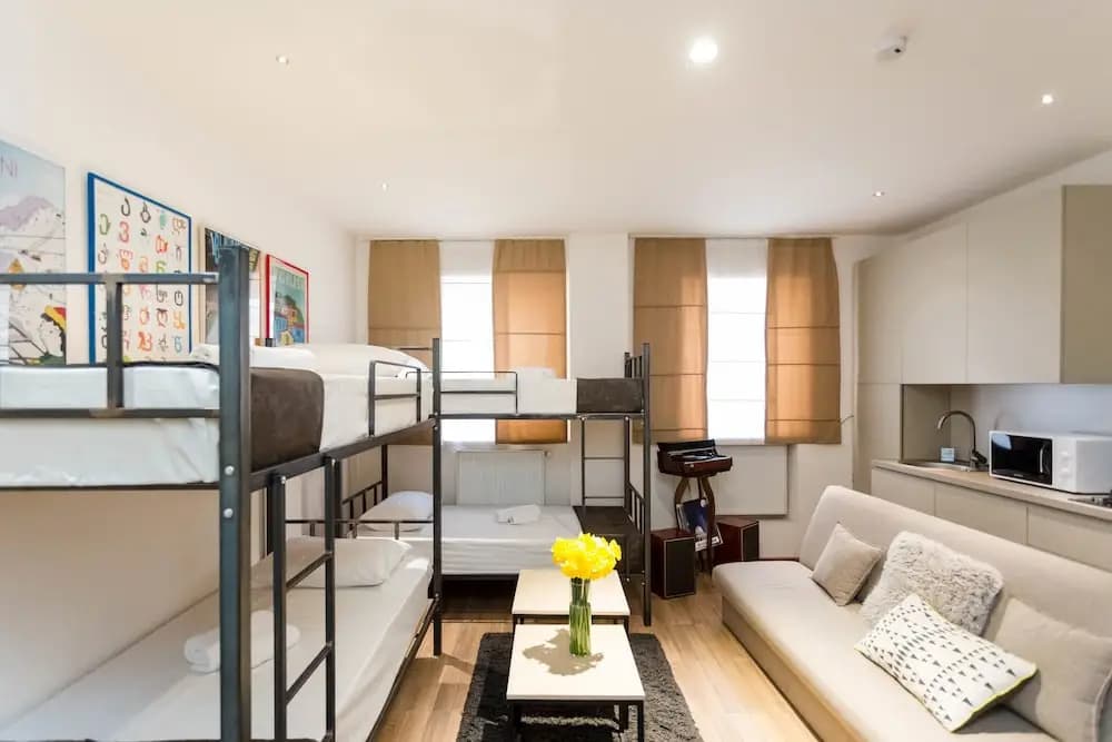Falcon Apartments Friends - photo 3