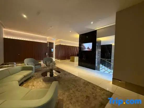 Melbourne Sky-High 2BR City Views & Free Parking - photo 11