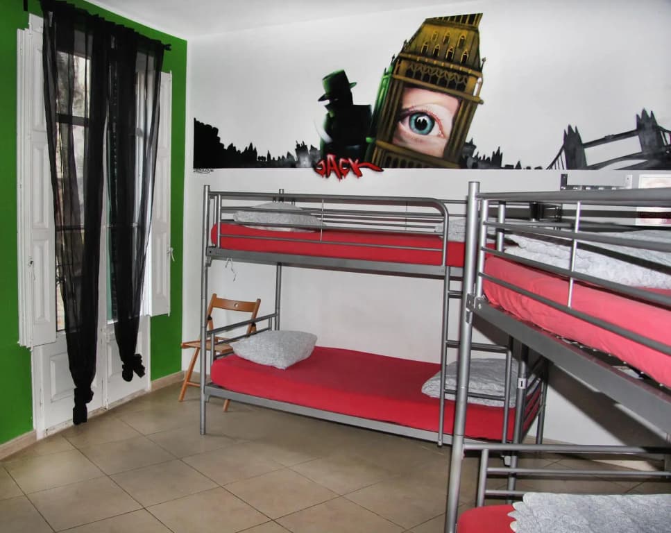 No Limit Hostel Graffiti - photo 3