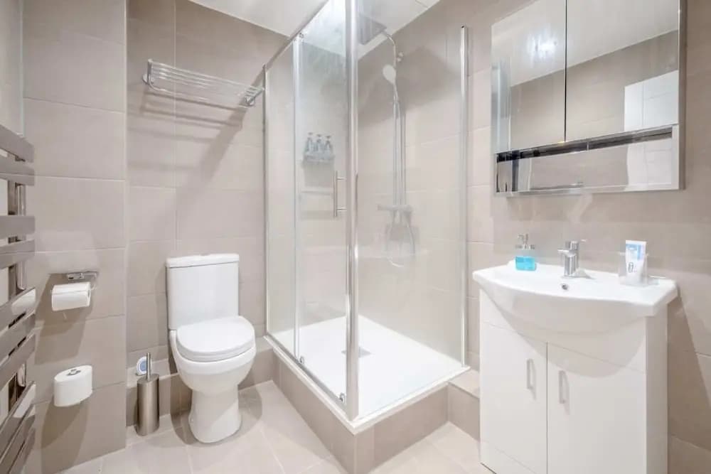 Central 2BD Flat w/ River View Balcony - Vauxhall! - photo 7