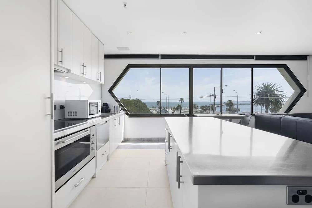 ELAINE, 2BDR St.Kilda Apartment - photo 4