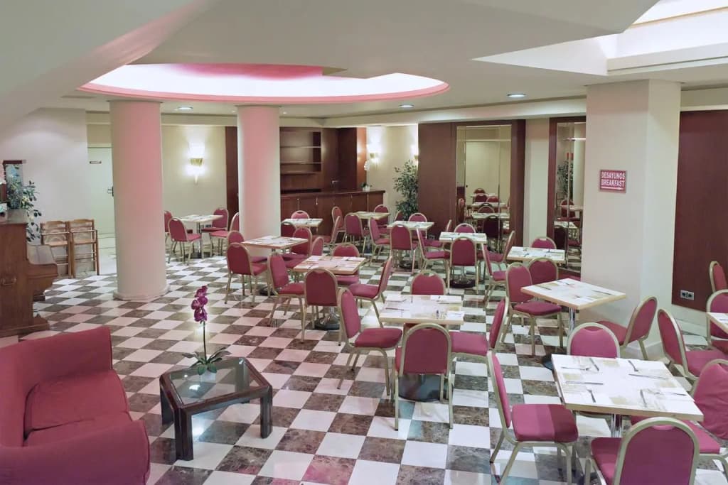 Hotel Sterling - photo 33