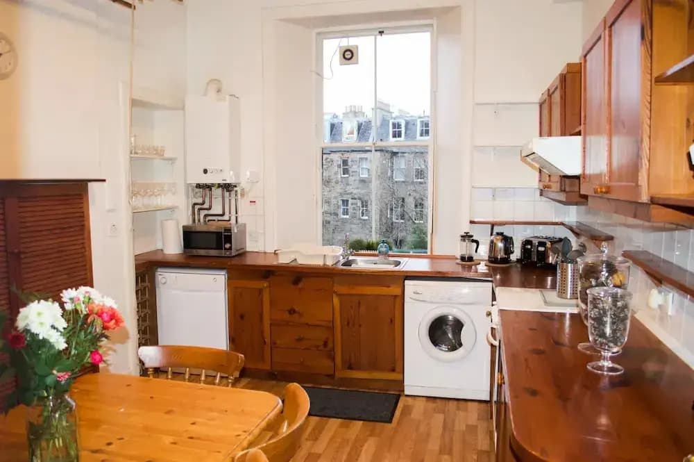 Spacious 3 Bedroom Flat in Marchmont - photo 1