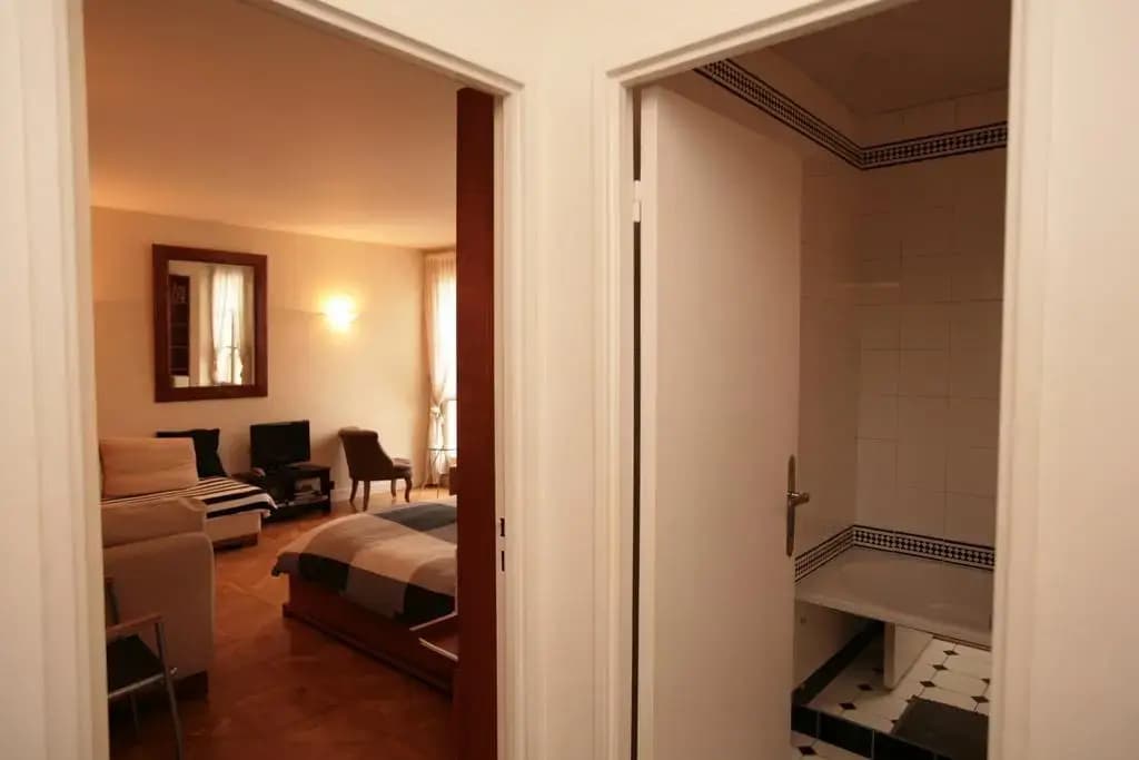 Studio With View OF Notre Dame (139) - photo 3