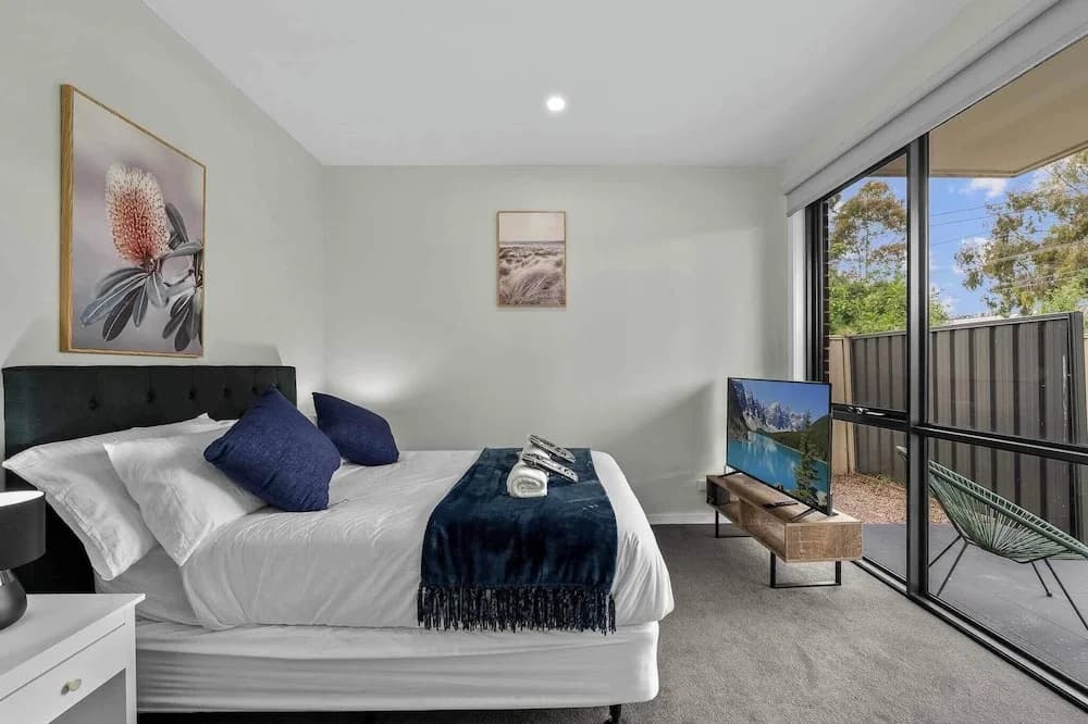 Luxurious 3-bedroom Townhouse in Charming Maidstone 7 KM TO CBD - photo 9