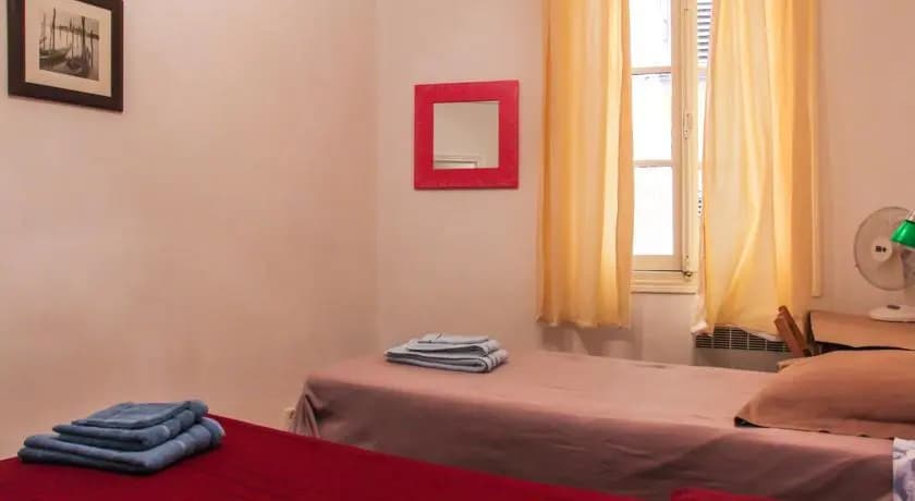 Room in apartment - Rue Droite - photo 8