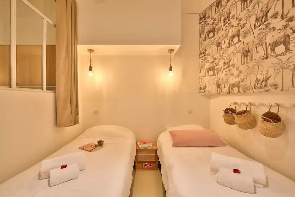 New Stunning 4 Bdrs Apt, With AC – Le Marais - photo 5