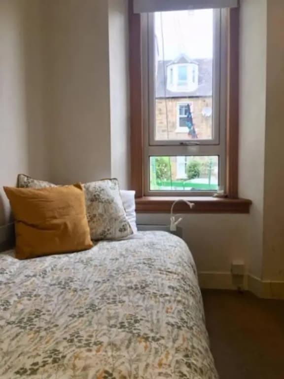 Spacious 3 Bedroom Flat in a Charming Location - photo 3