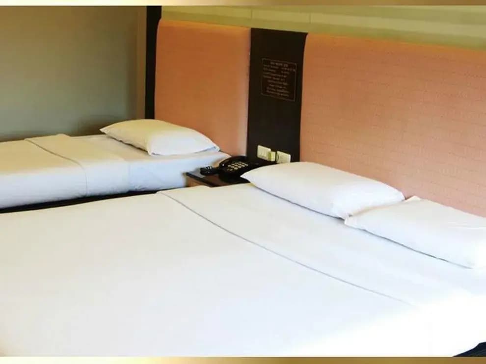 Pradipat Hotel - photo 6